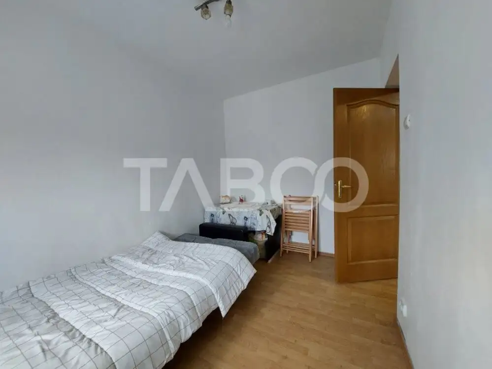 Apartament 53 mp 3 camere decomandate etaj 3 zona Stejarului Cisnadie