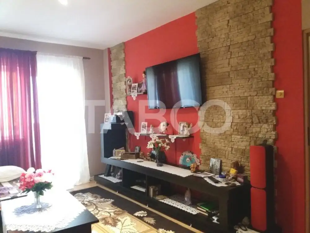 Apartament 72 mp 3 camere 2 bai etaj 3 balcon zona buna Cisnadie