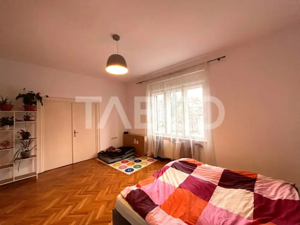 Apartament de vanzare 4 camere 2 bai balcon curte comuna 147 mpu Sibiu