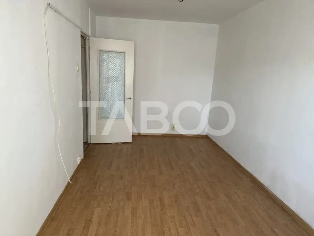 Apartament  de inchiriat 2 camere decomandate etaj 3 zona Tabacari