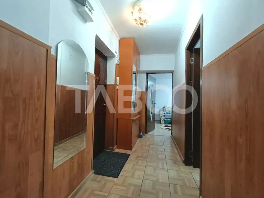 Apartament decomandat cu 2 camere bucatarie separata zona Sub Arini