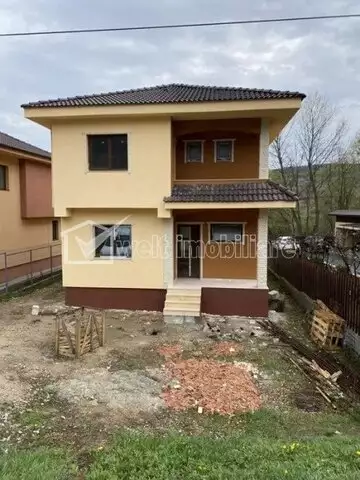 Se vinde casa, 4 camere in Baciu