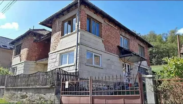 Casa 8 camere pentru investitie, liniste, acces facil din Cluj, 5 min CTP M32