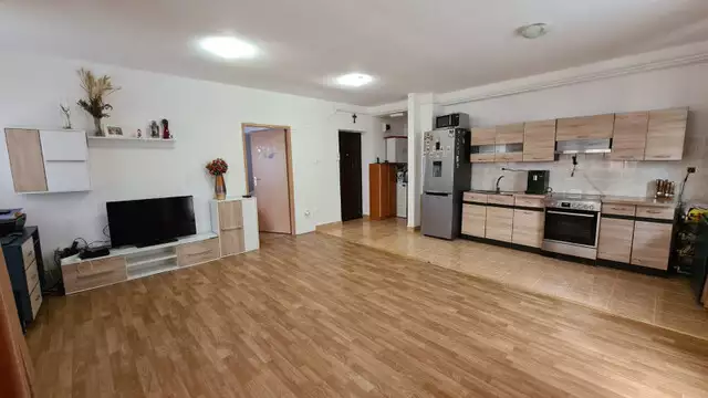 Apartament 3 camere, 63 mp, 3 balcoane, S-E, parcare, Floresti