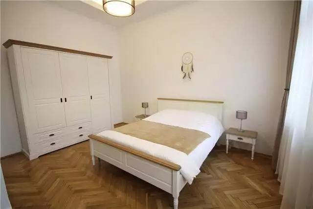 De inchiriat - apartament superb - 2 camere - in Piata Sfatului Brasov