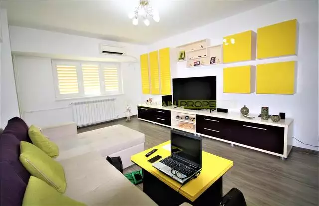 Apartament cu 4 camere de Vanzare in Bdul Unirii Fantani Renovat