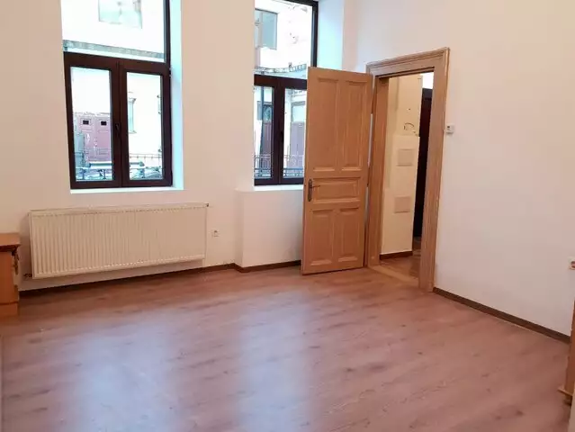 Apartament cu 2 camere decomandate in zona Primariei, cu parcare!