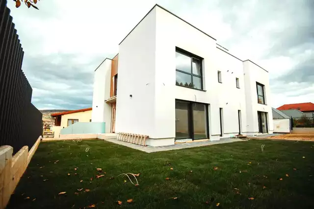 Casa in duplex cu garaj | Zona de case noi a cartierului Gruia!