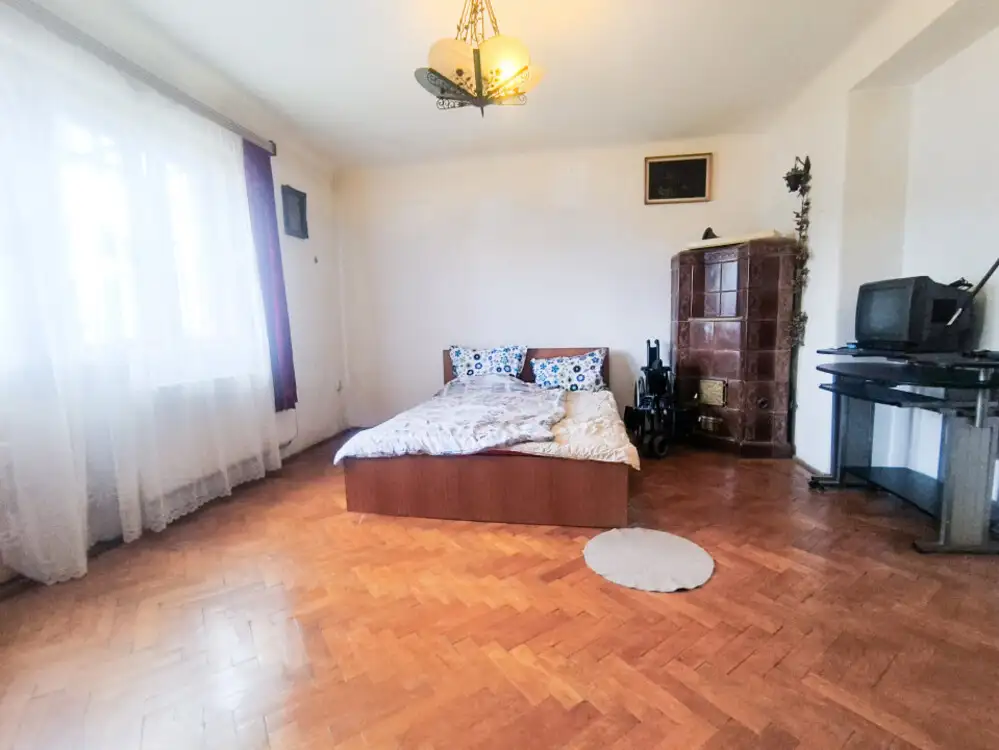 Apartament 2 camere | Etaj 1 | Balcon | Curte | Gruia | Zona 7 Strazi